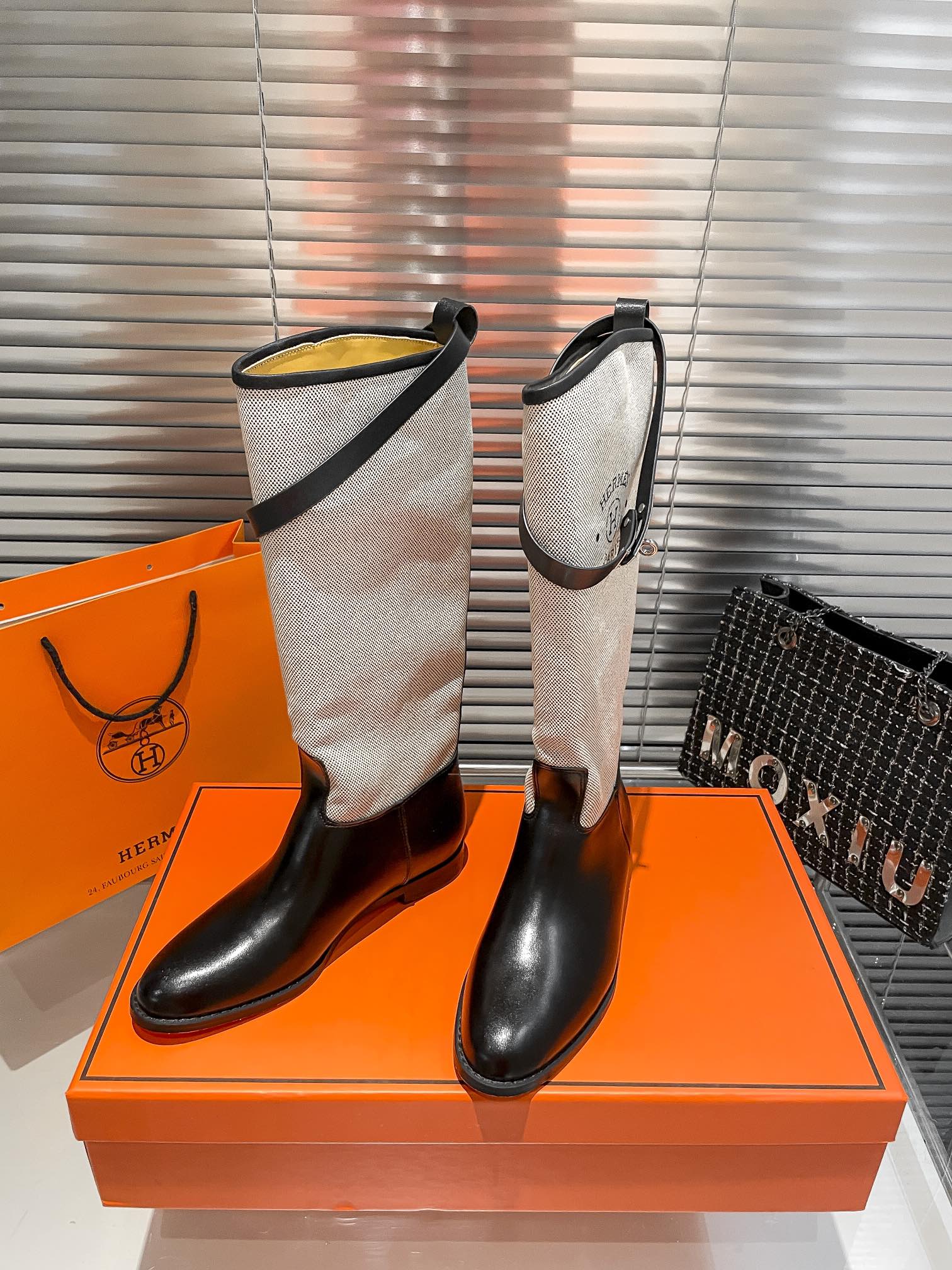 Damen-Overkneestiefel mit Gürteldetail