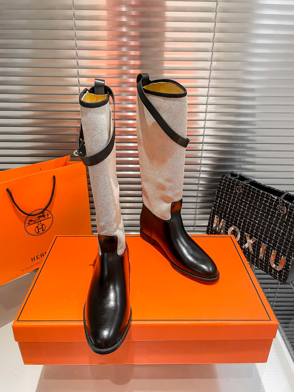 Damen-Overkneestiefel mit Gürteldetail
