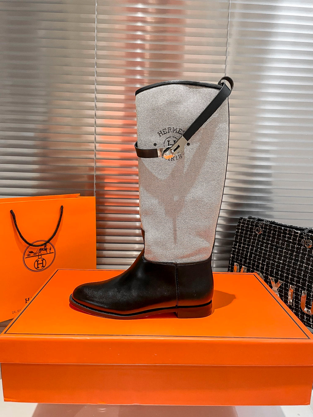 Damen-Overkneestiefel mit Gürteldetail