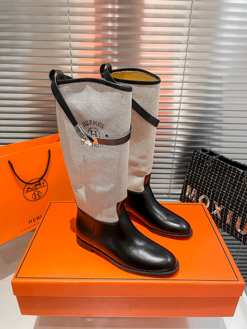 Damen-Overkneestiefel mit Gürteldetail