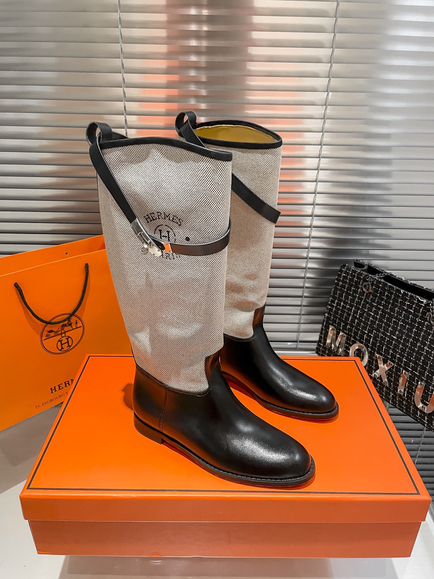Damen-Overkneestiefel mit Gürteldetail