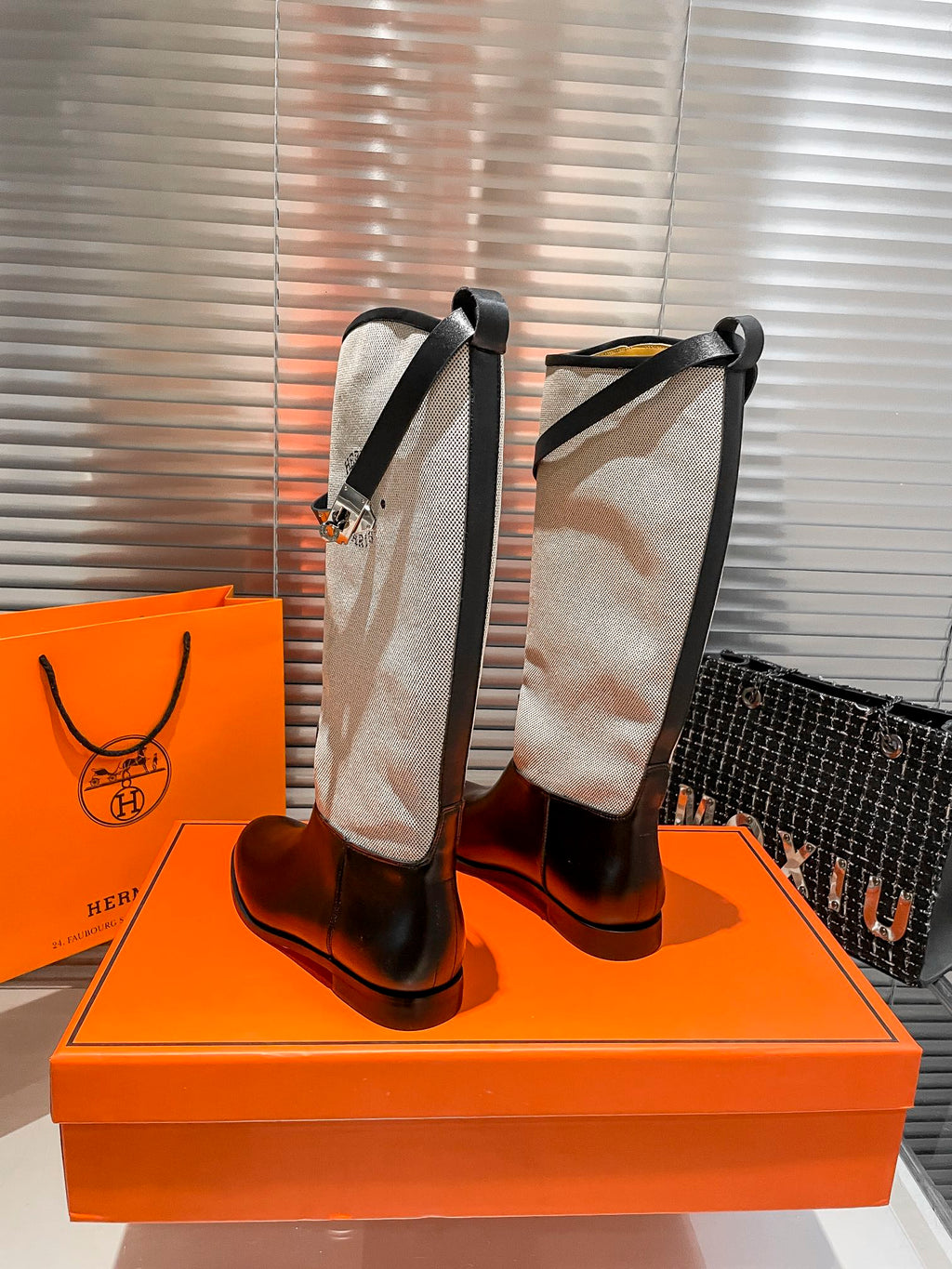 Damen-Overkneestiefel mit Gürteldetail