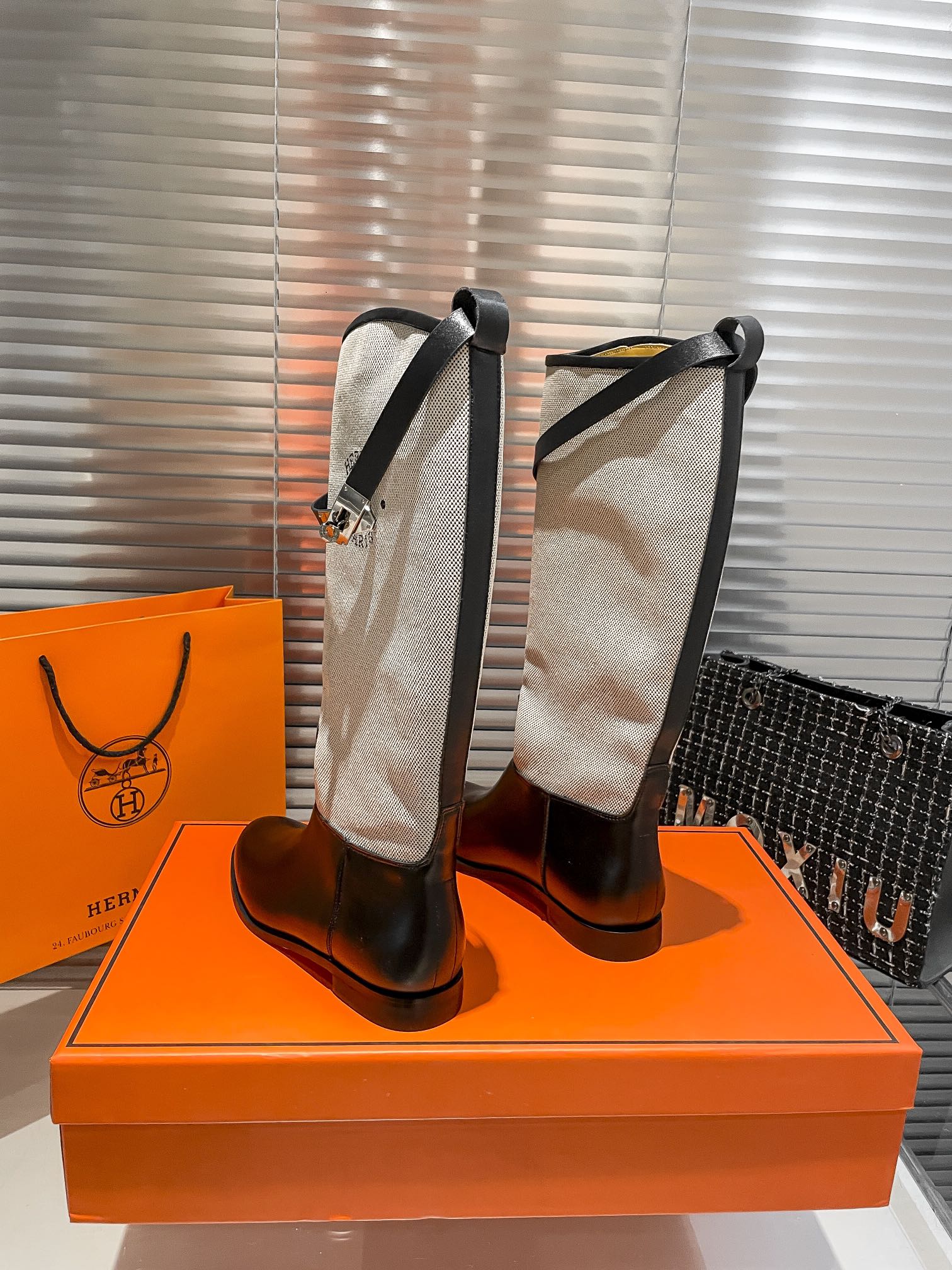 Damen-Overkneestiefel mit Gürteldetail