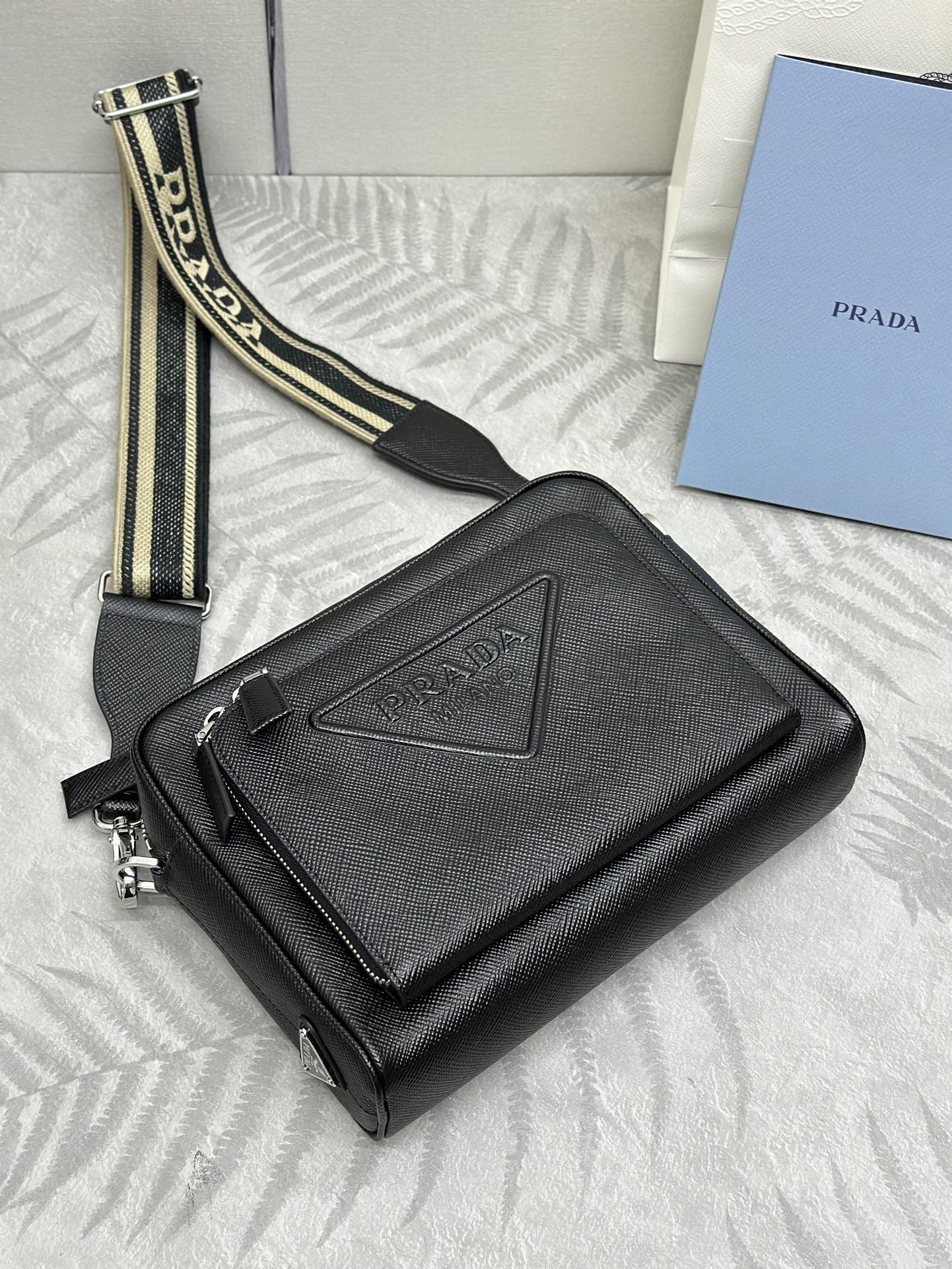 Bolso bandolera para hombre con correa bordada