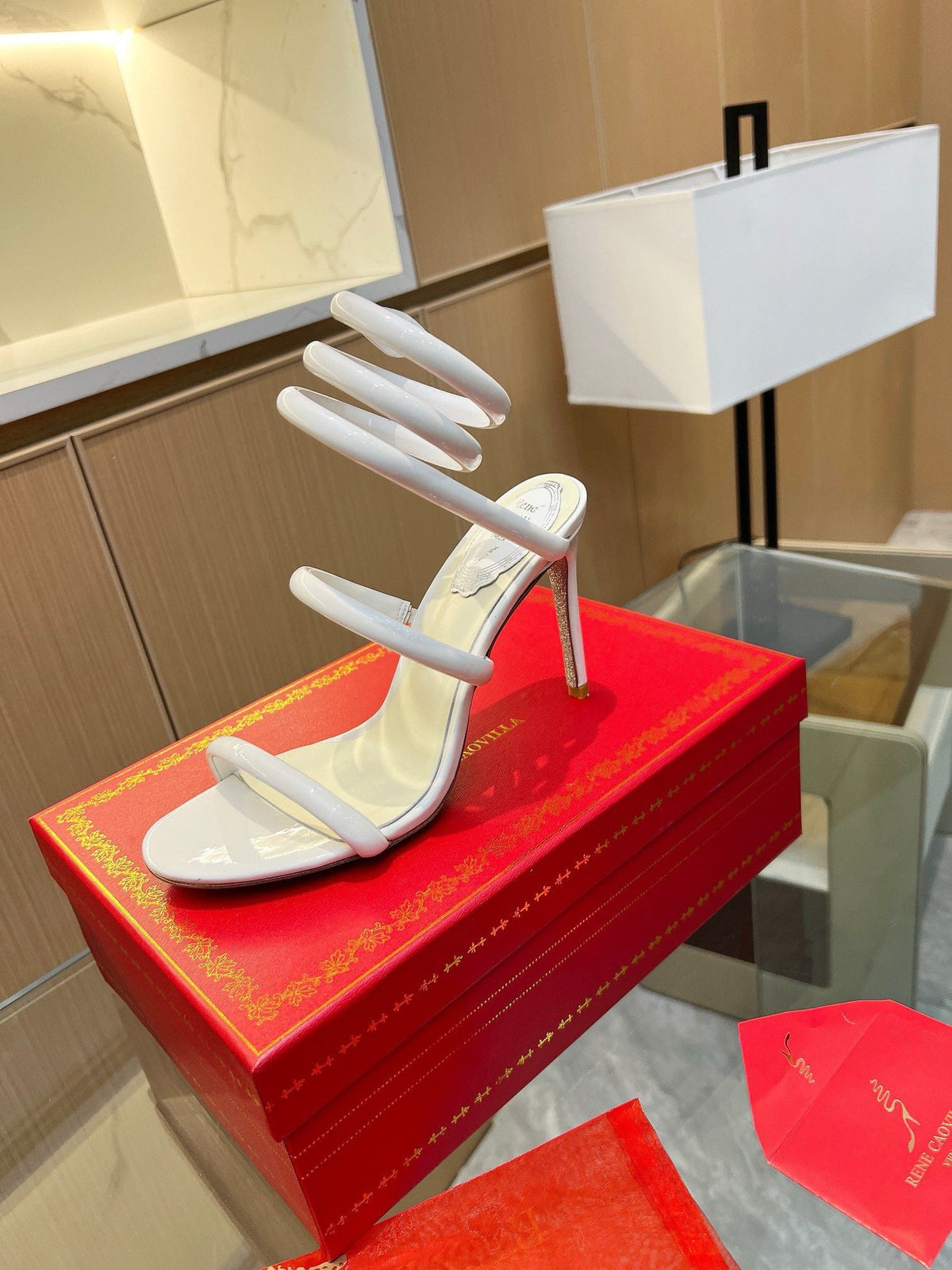 Samt-Schlangensandalen mit Kristallverzierung