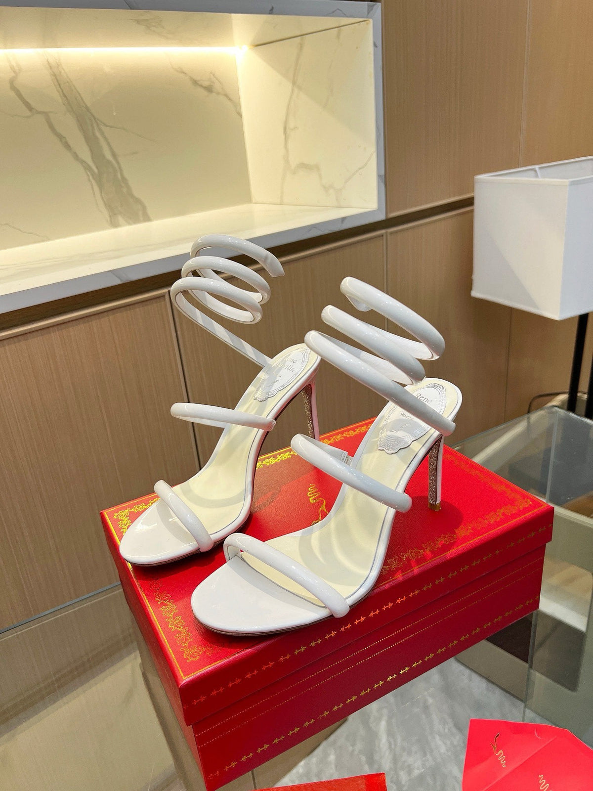 Samt-Schlangensandalen mit Kristallverzierung