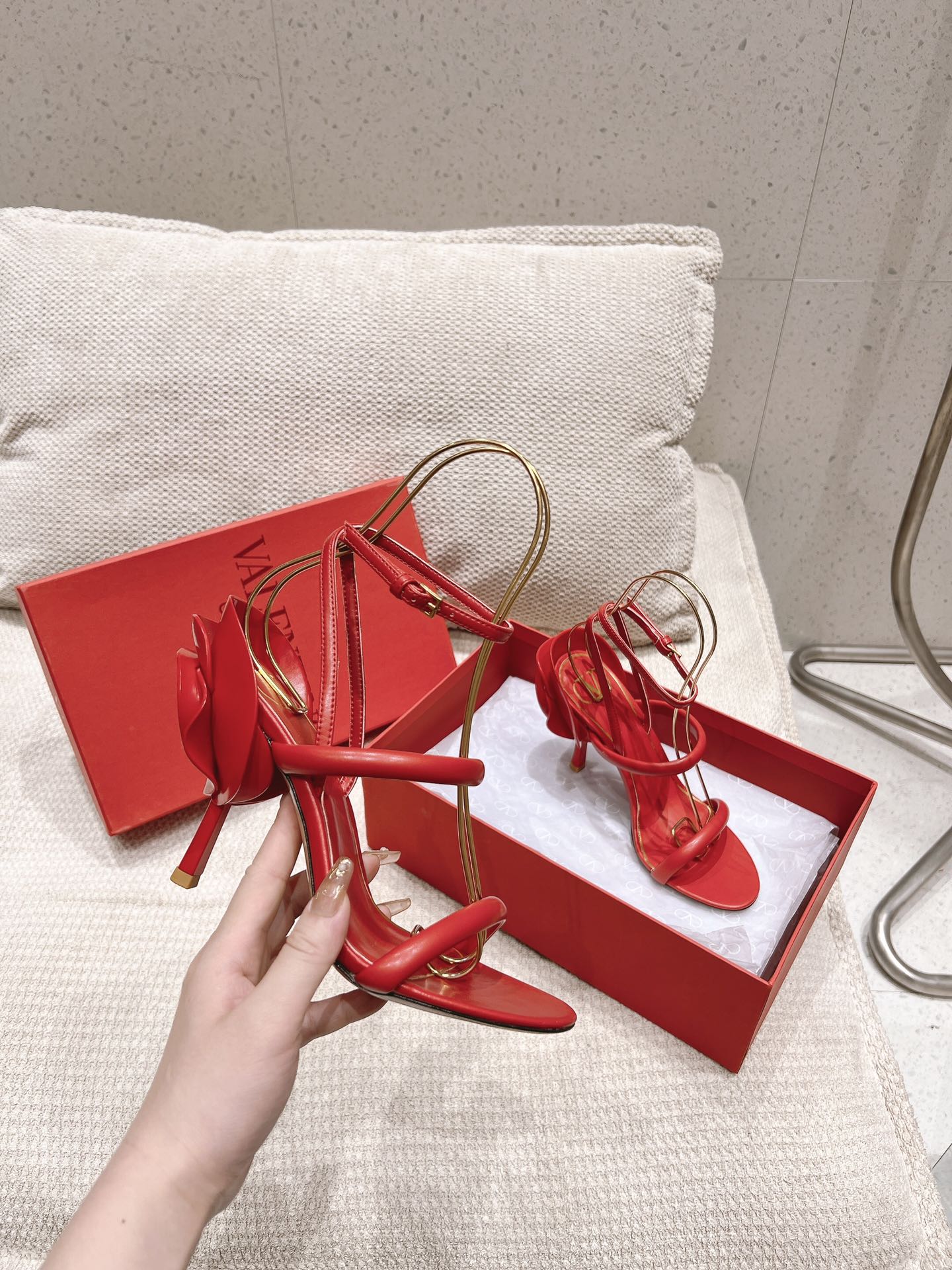 Sandalias de tacón alto con estampado floral