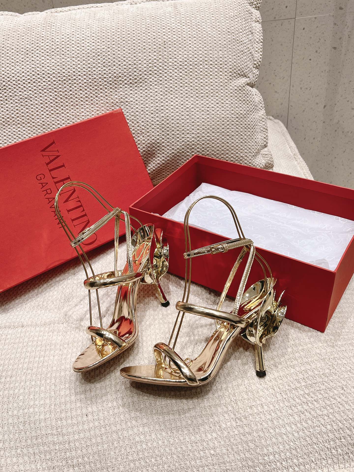 Sandalias de tacón alto con estampado floral