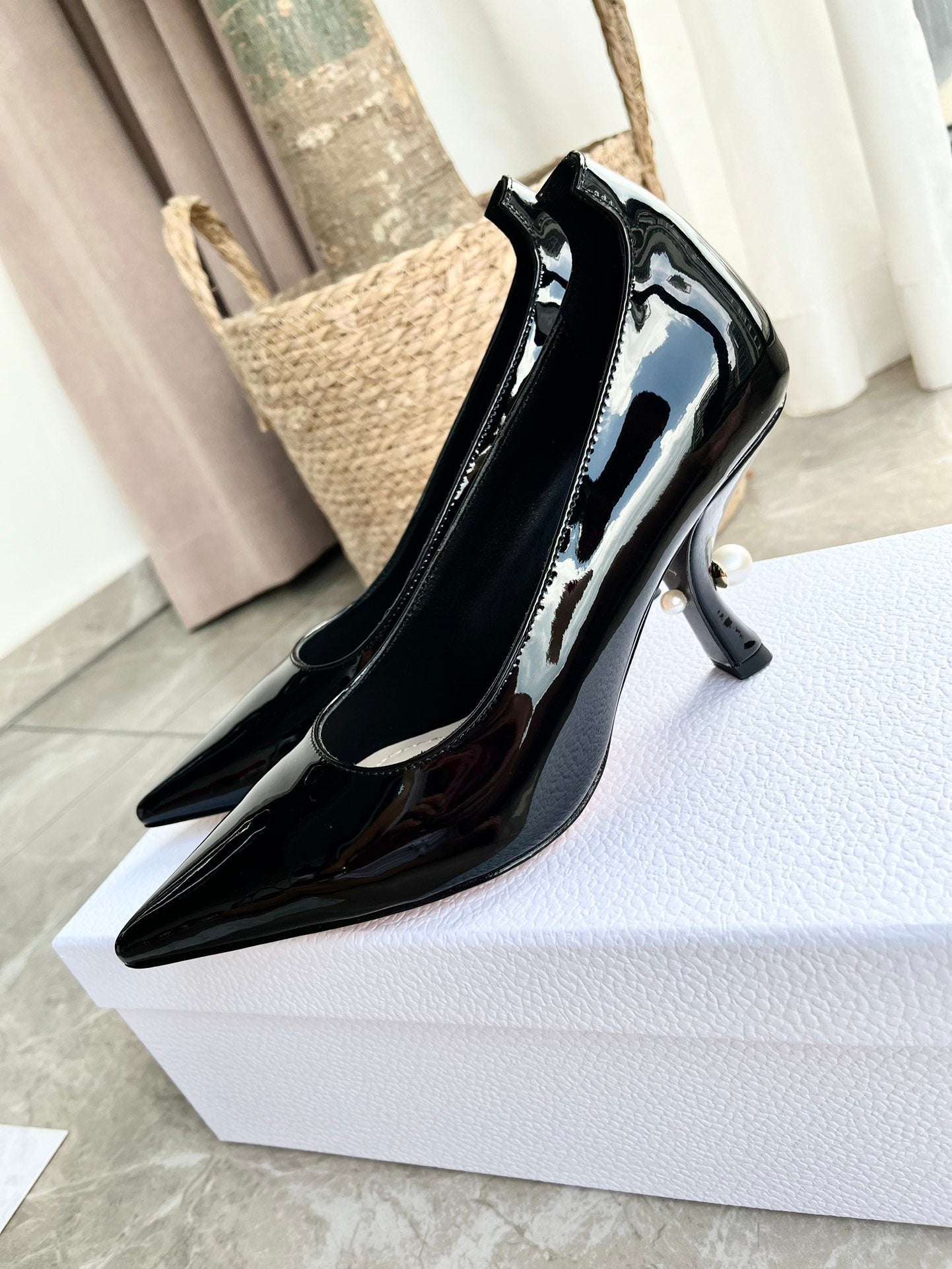 Tacones con logo de perlas tribales