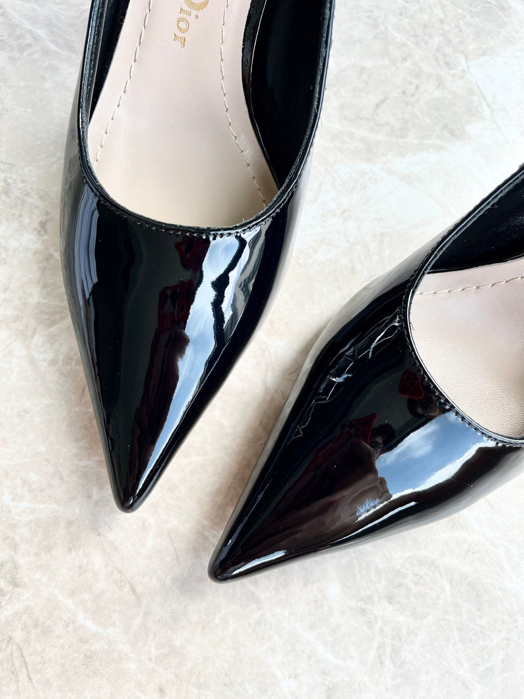 Tacones con logotipo de perlas tribales