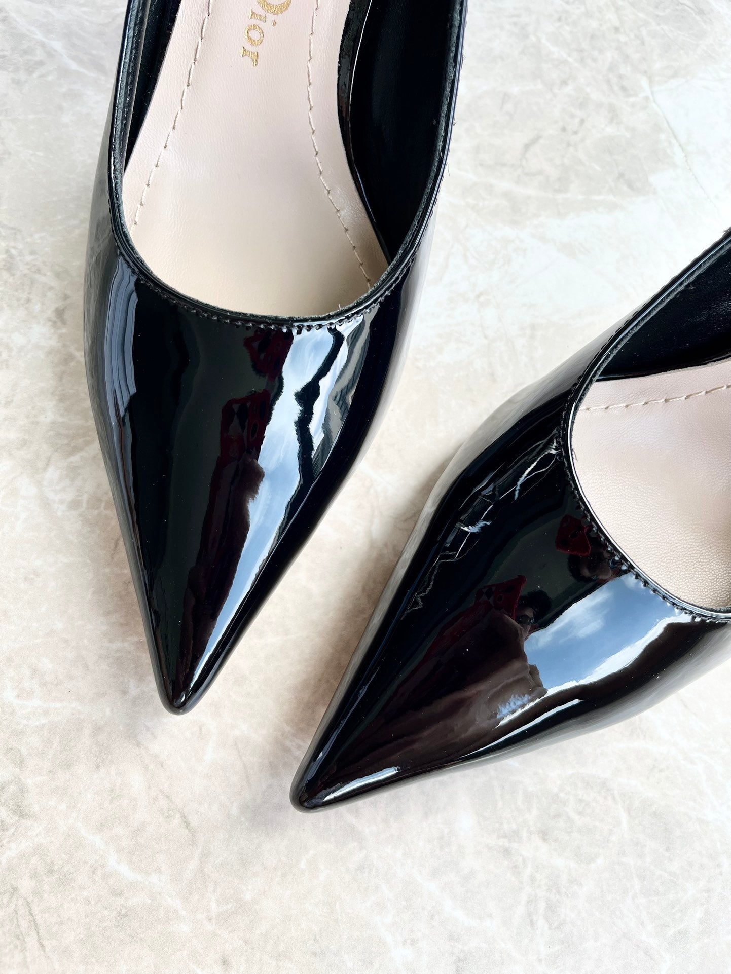 Tacones con logotipo de perlas tribales