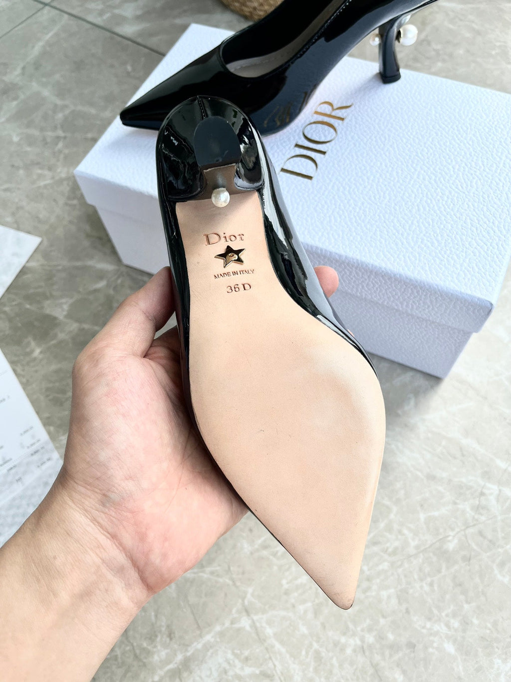 Tacones con logotipo de perlas tribales