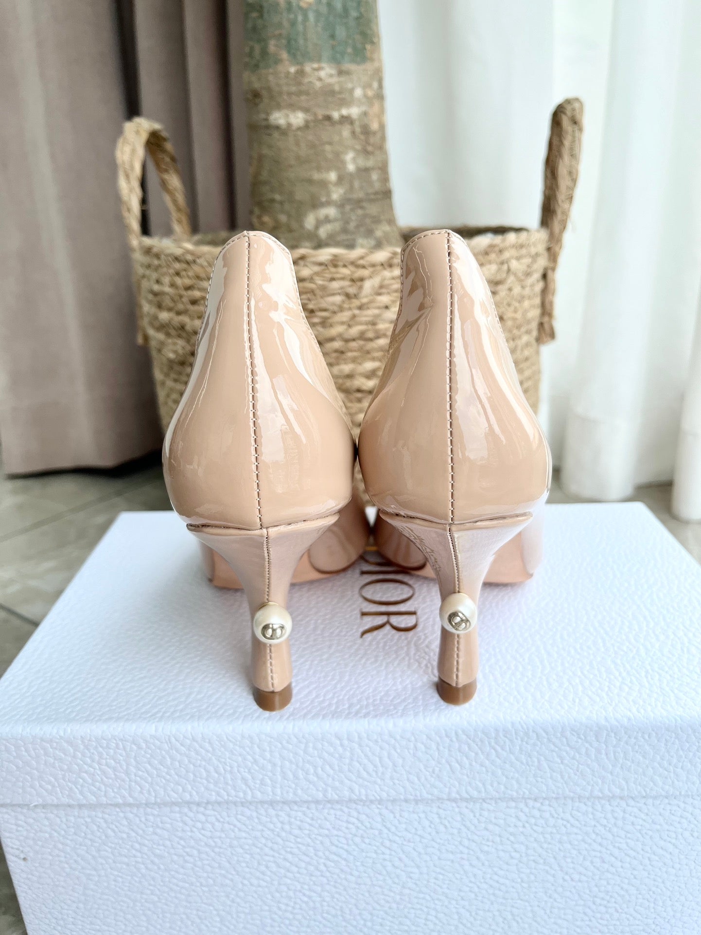 Tacones con logo de perlas tribales
