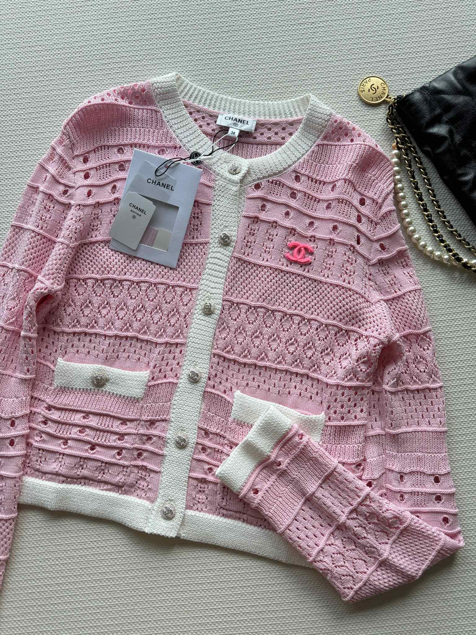 Kontrastierende Strickjacke