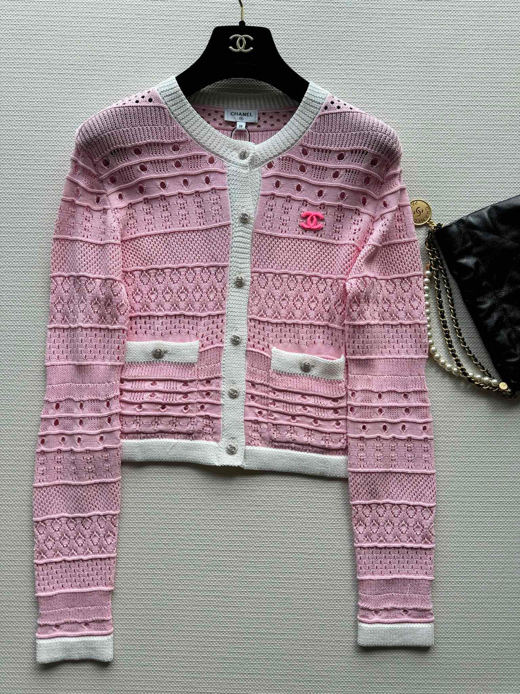 Kontrastierende Strickjacke