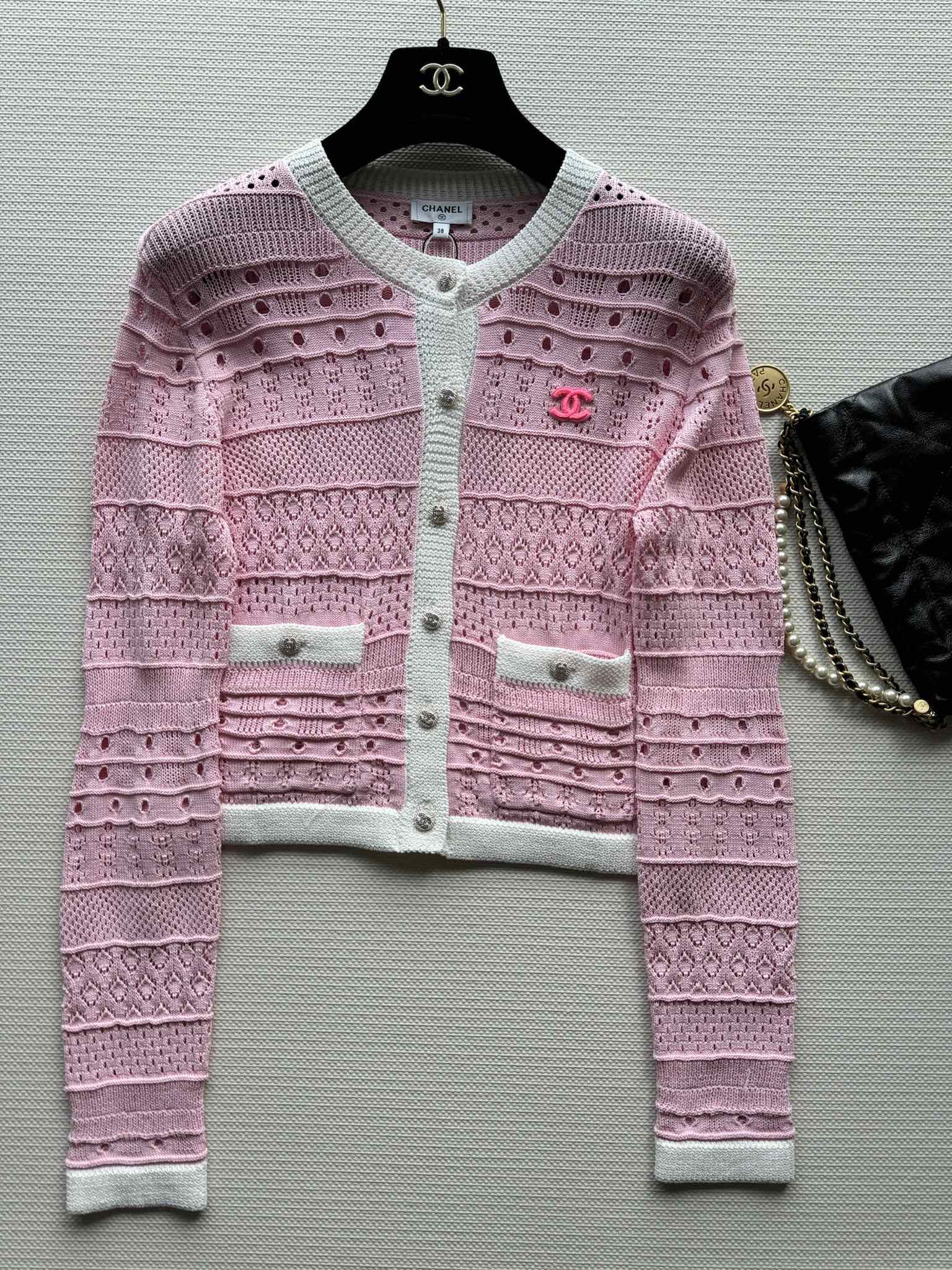 Kontrastierende Strickjacke