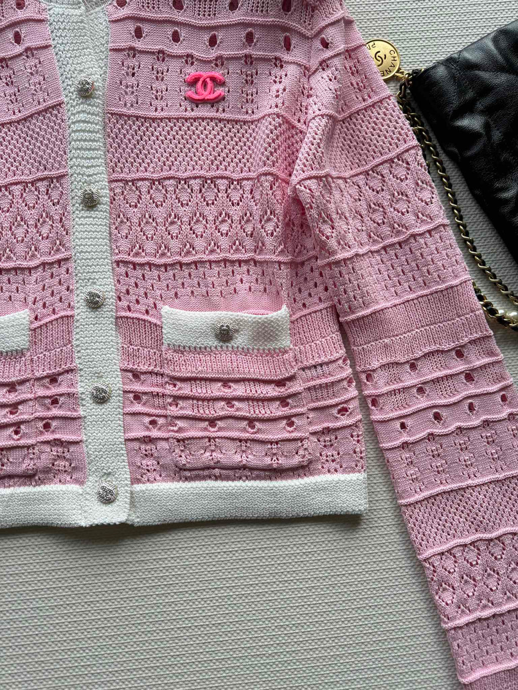 Kontrastierende Strickjacke