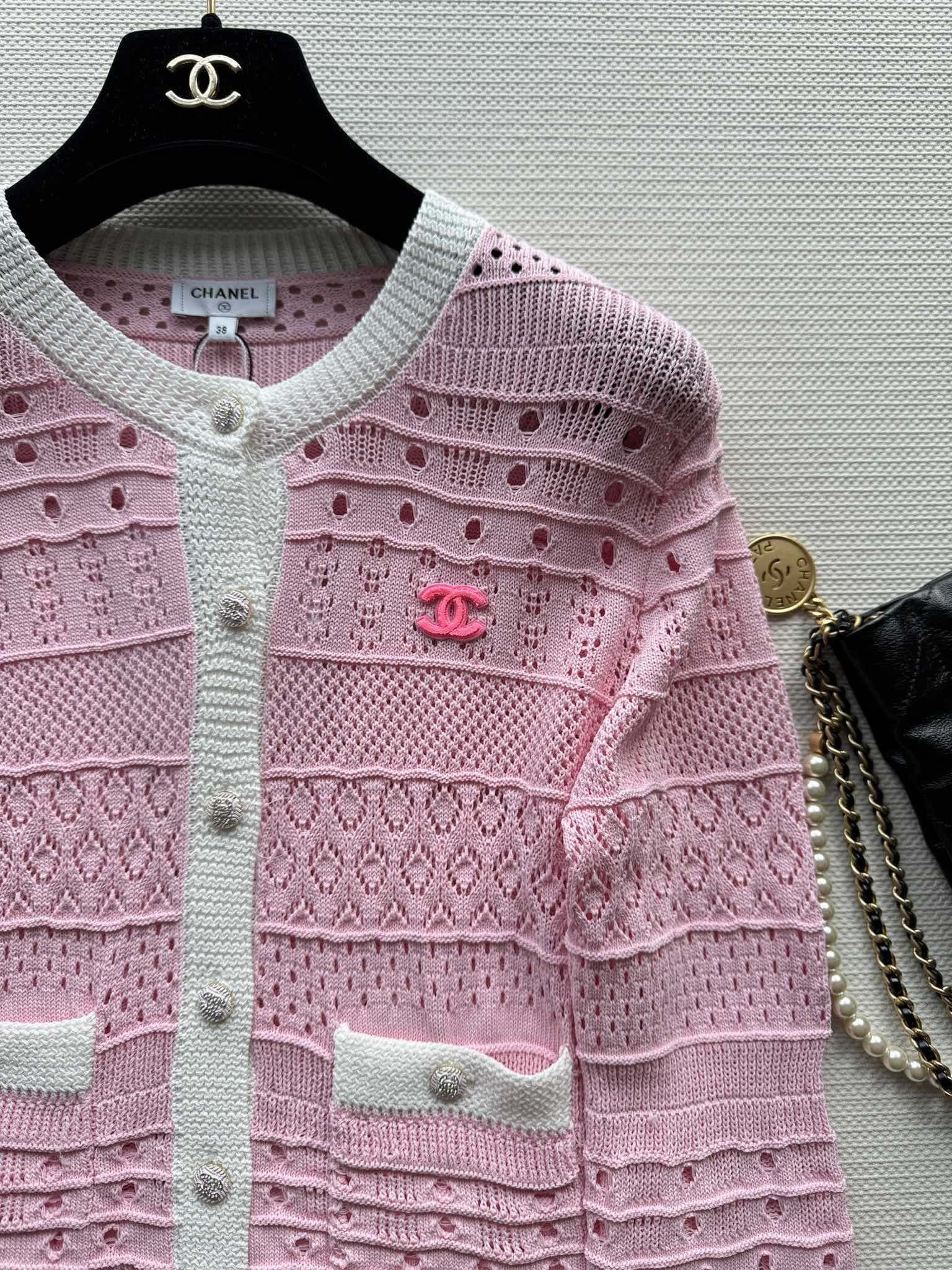 Kontrastierende Strickjacke
