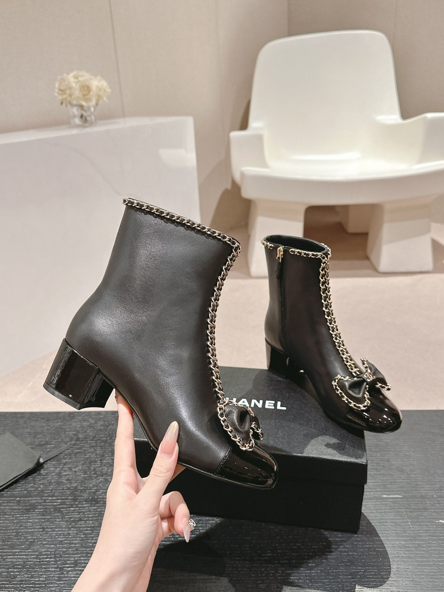Botas altas de cuero bordadas para mujer