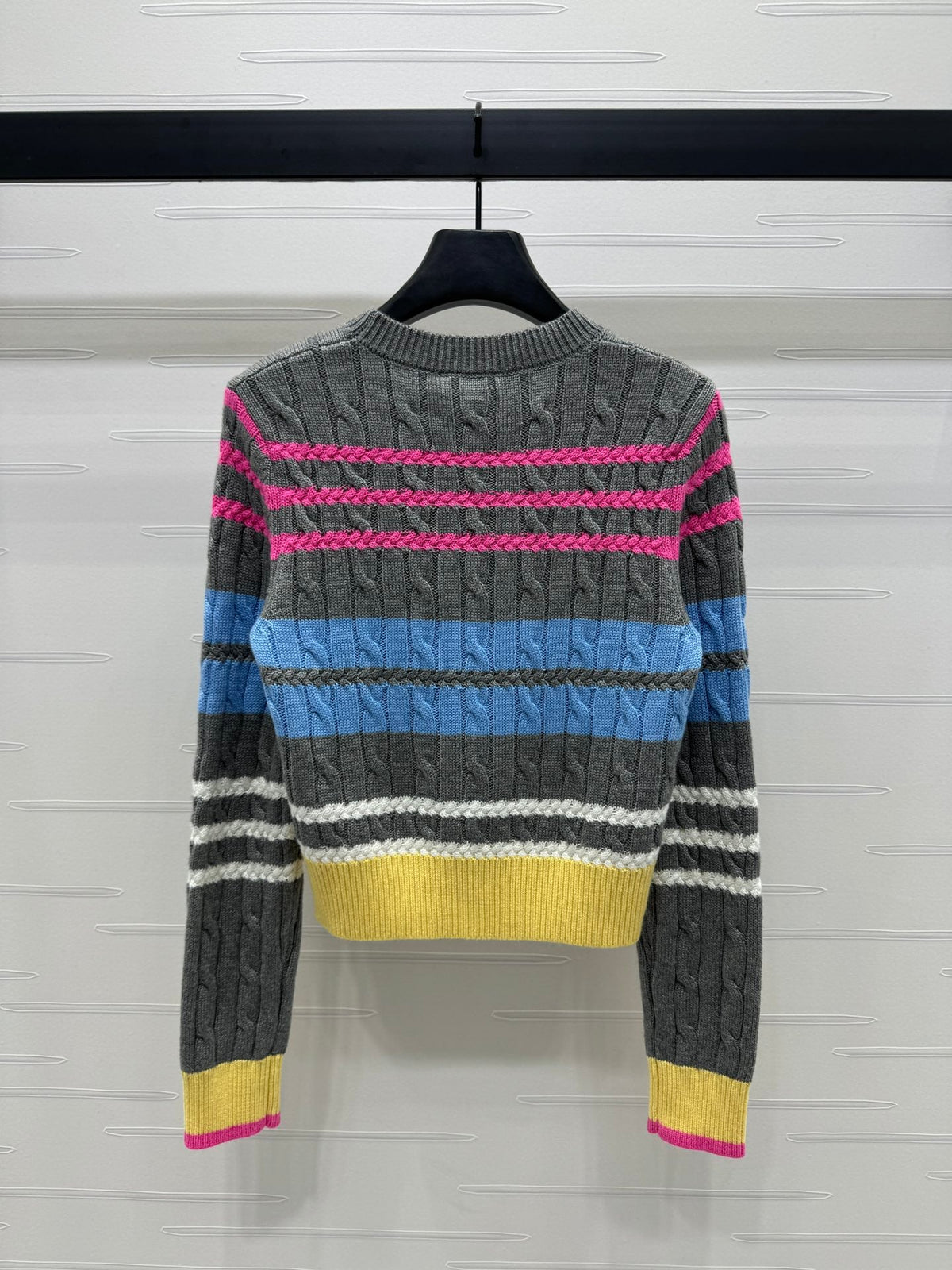 Mehrfarbiger Zopfmusterpullover