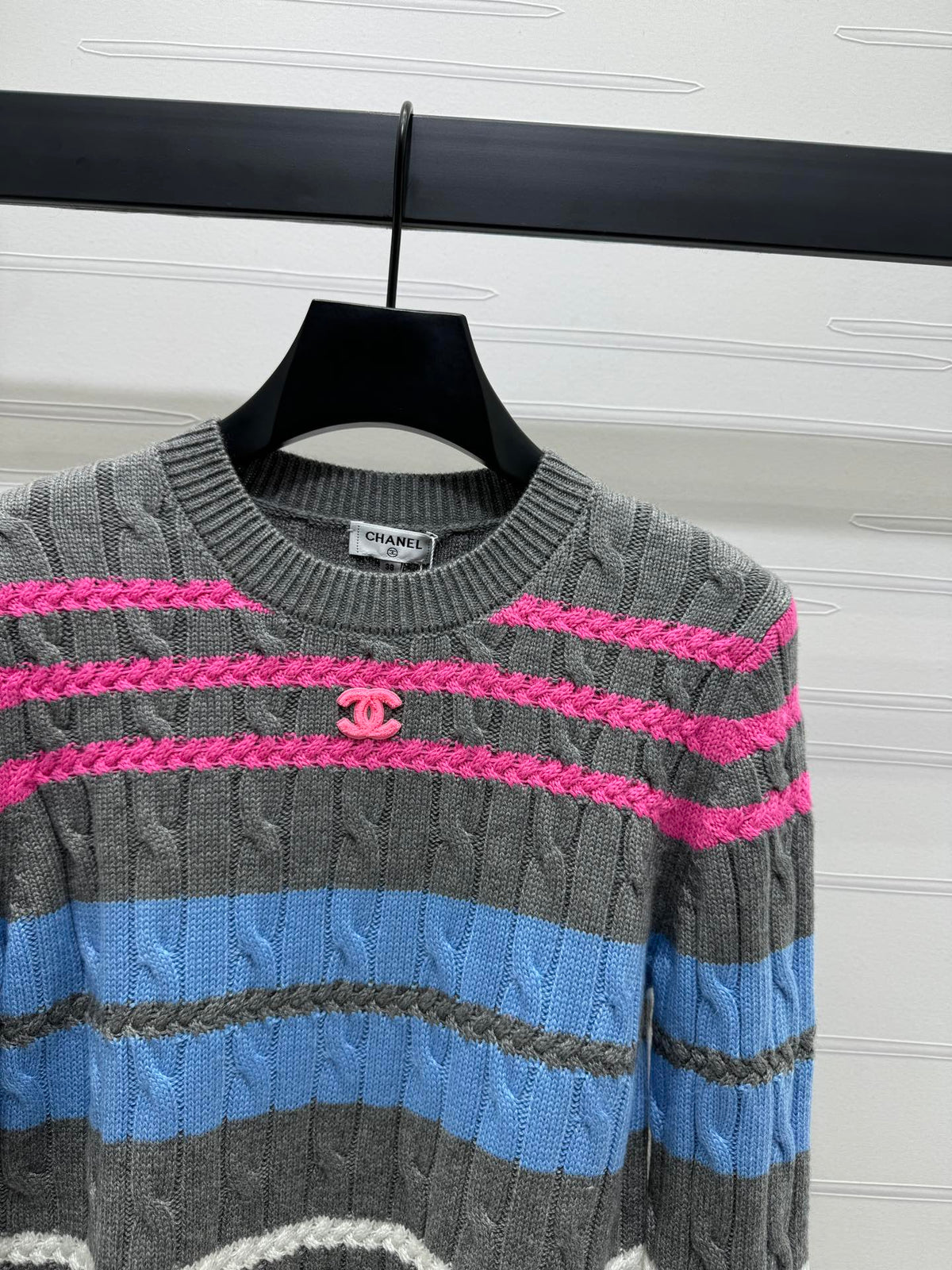 Mehrfarbiger Zopfmusterpullover