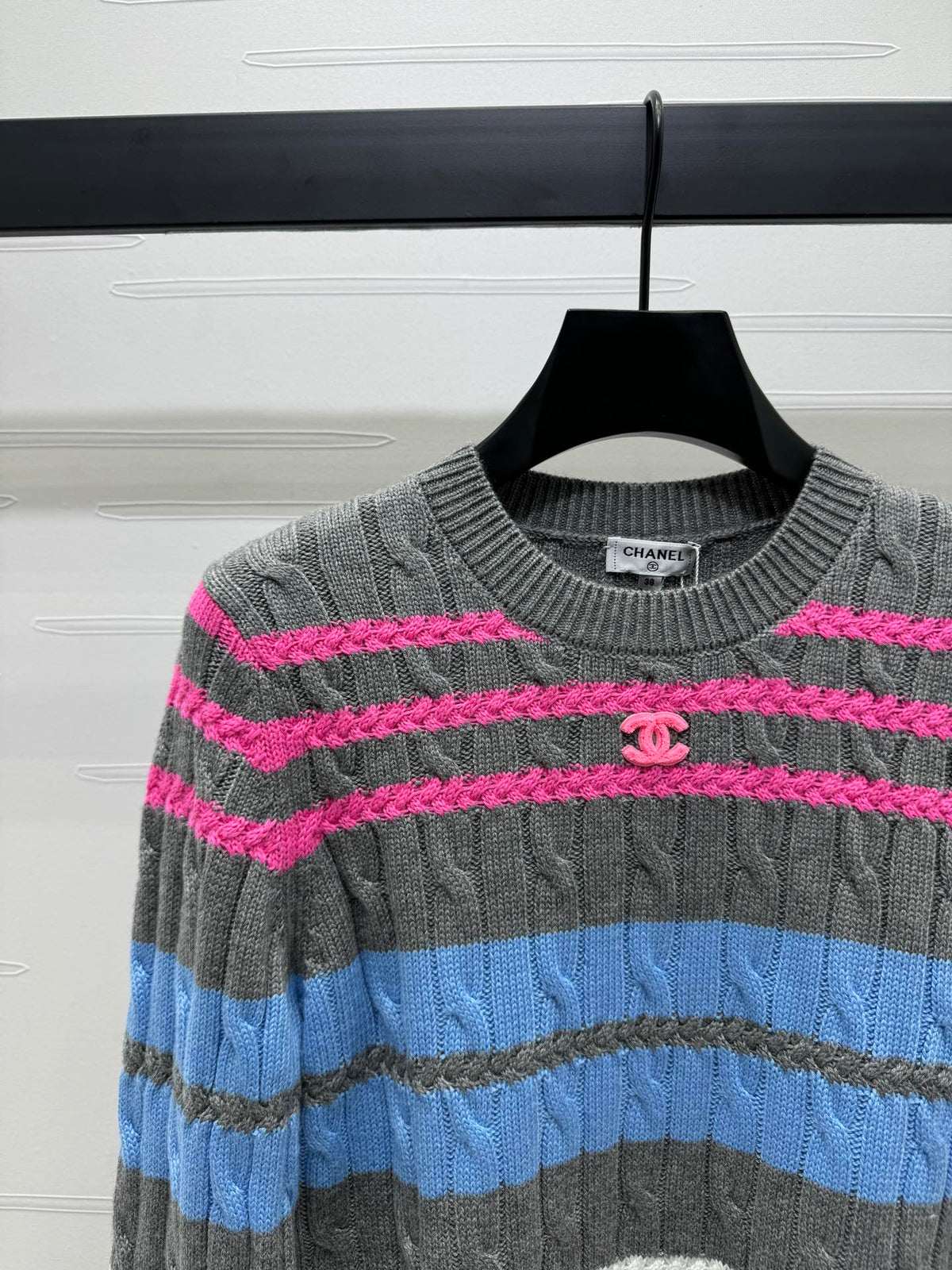 Mehrfarbiger Zopfmusterpullover