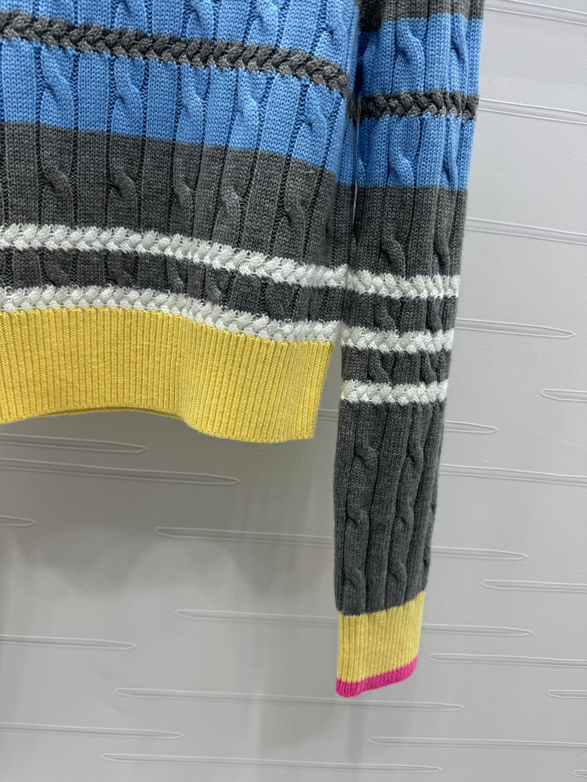 Mehrfarbiger Zopfmusterpullover