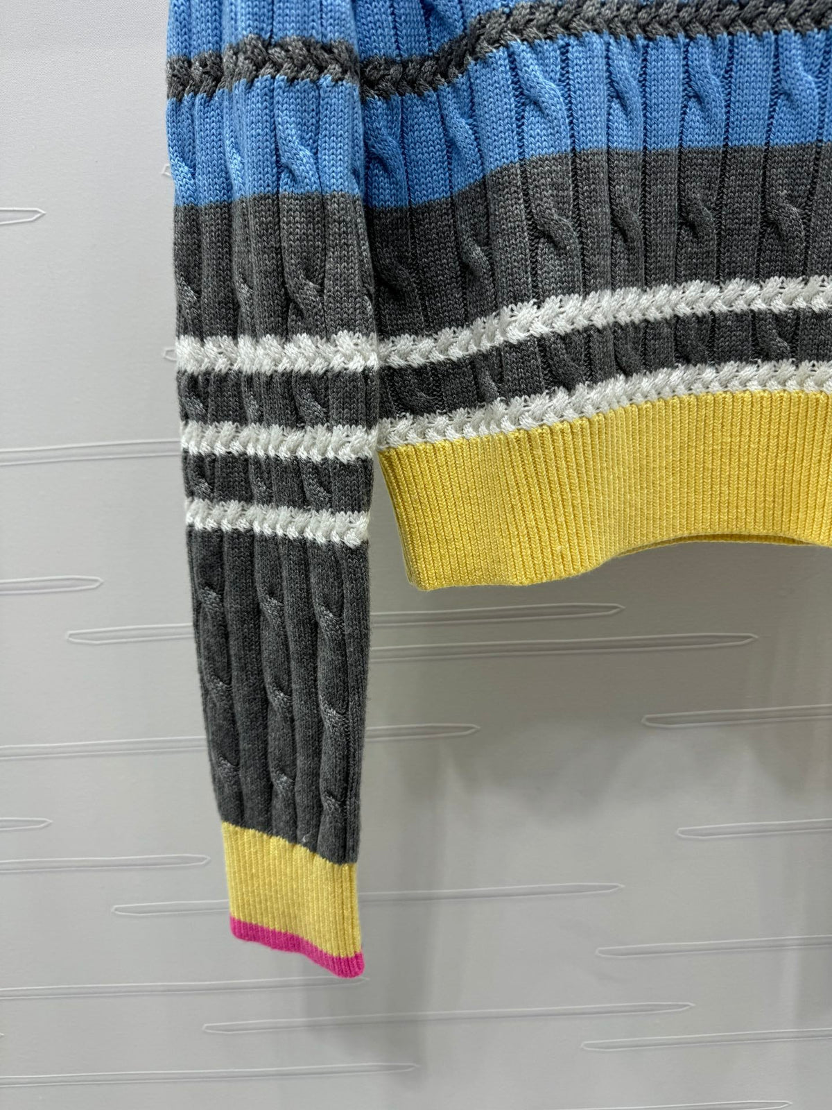 Mehrfarbiger Zopfmusterpullover
