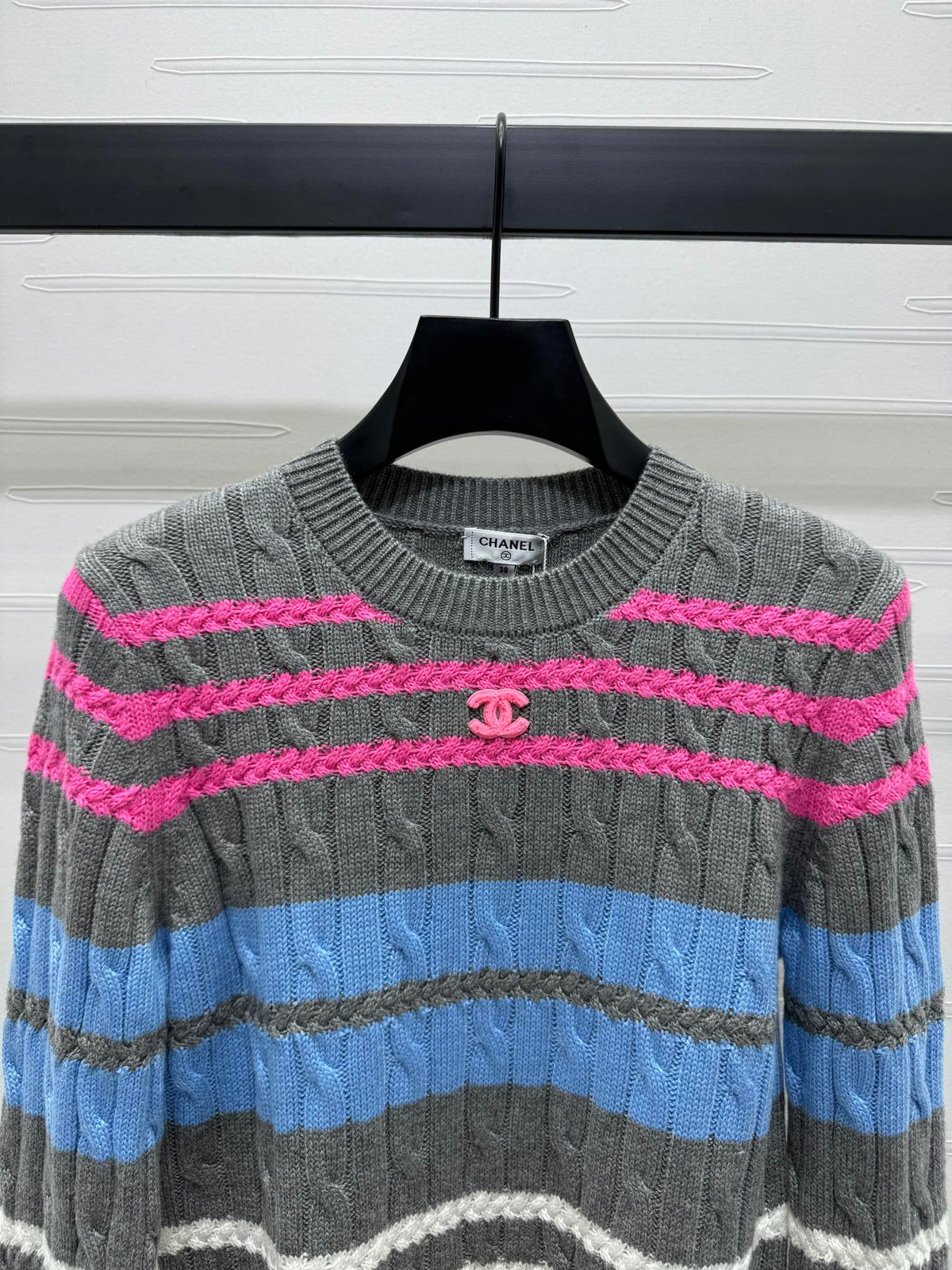 Mehrfarbiger Zopfmusterpullover