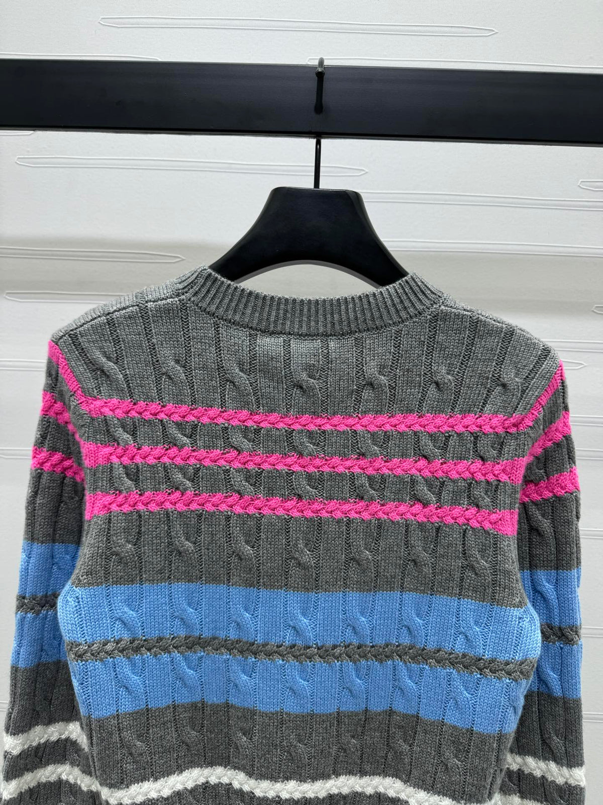 Mehrfarbiger Zopfmusterpullover