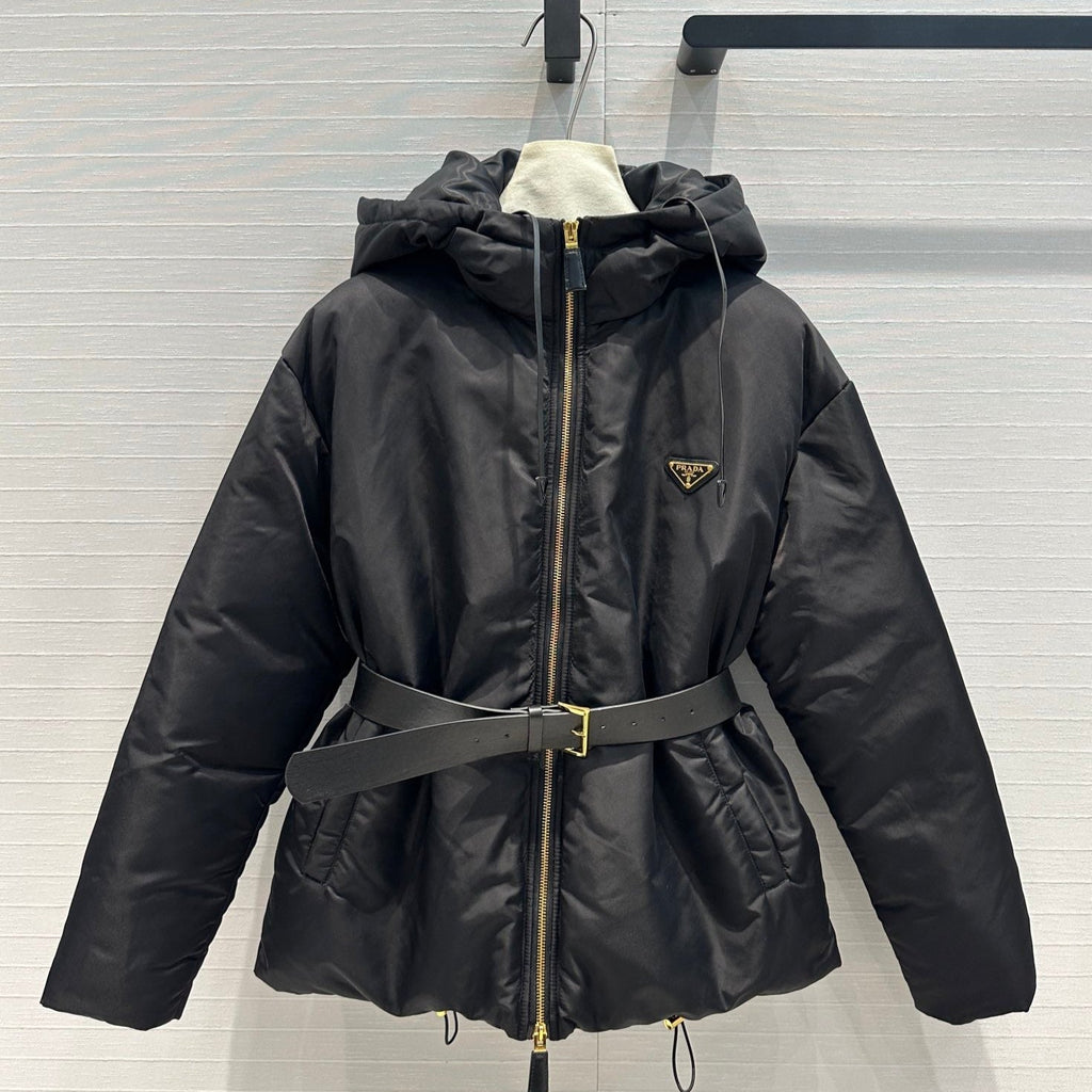 Chaqueta de plumas con capucha de nailon y cinturón