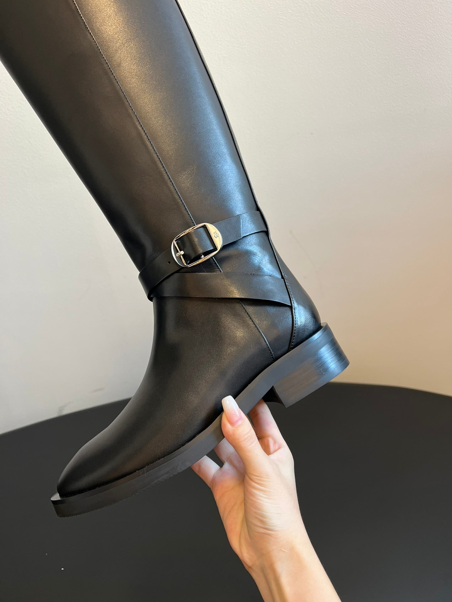 Botas de mujer de ante y piel de becerro con hebilla