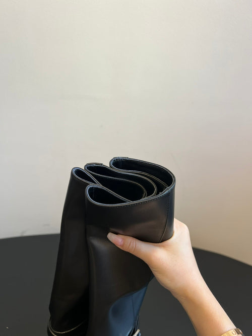 Damenstiefel aus Wildleder und Kalbsleder mit Schnalle