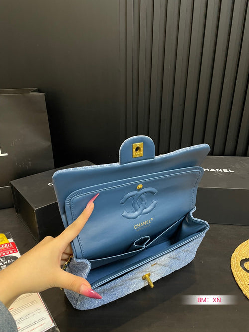 Jeanstasche mit Überschlag und Kette