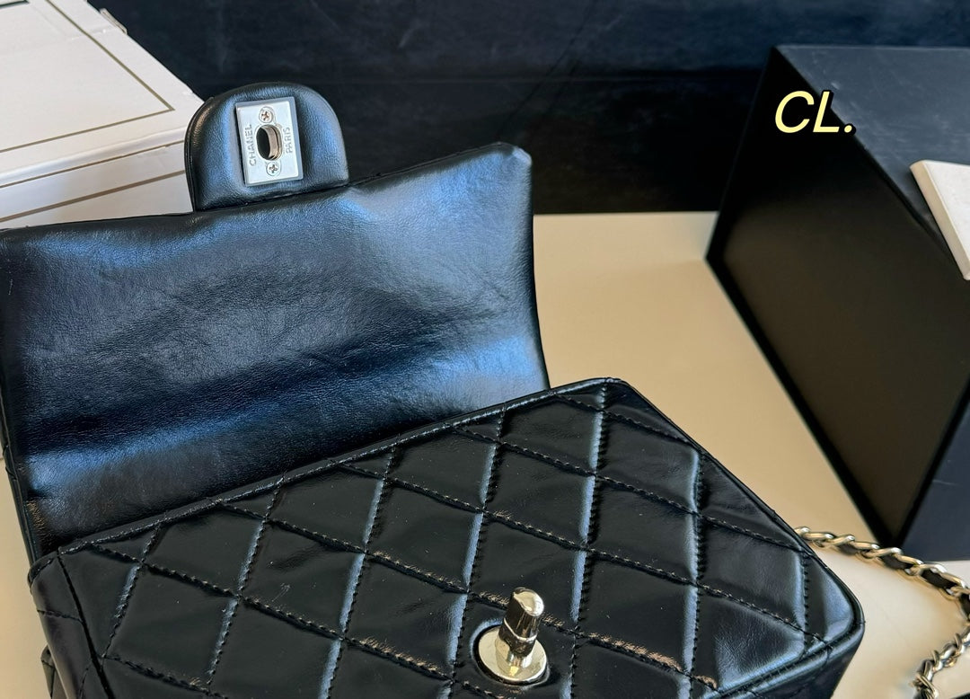 Klassische Umhängetasche mit Kette