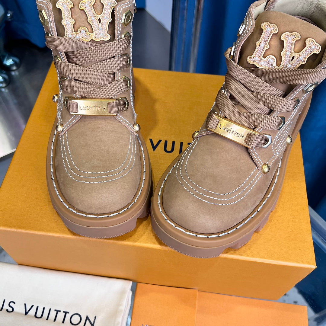 Hohe Stiefeletten mit dicker Sohle aus der Premium Checker Serie