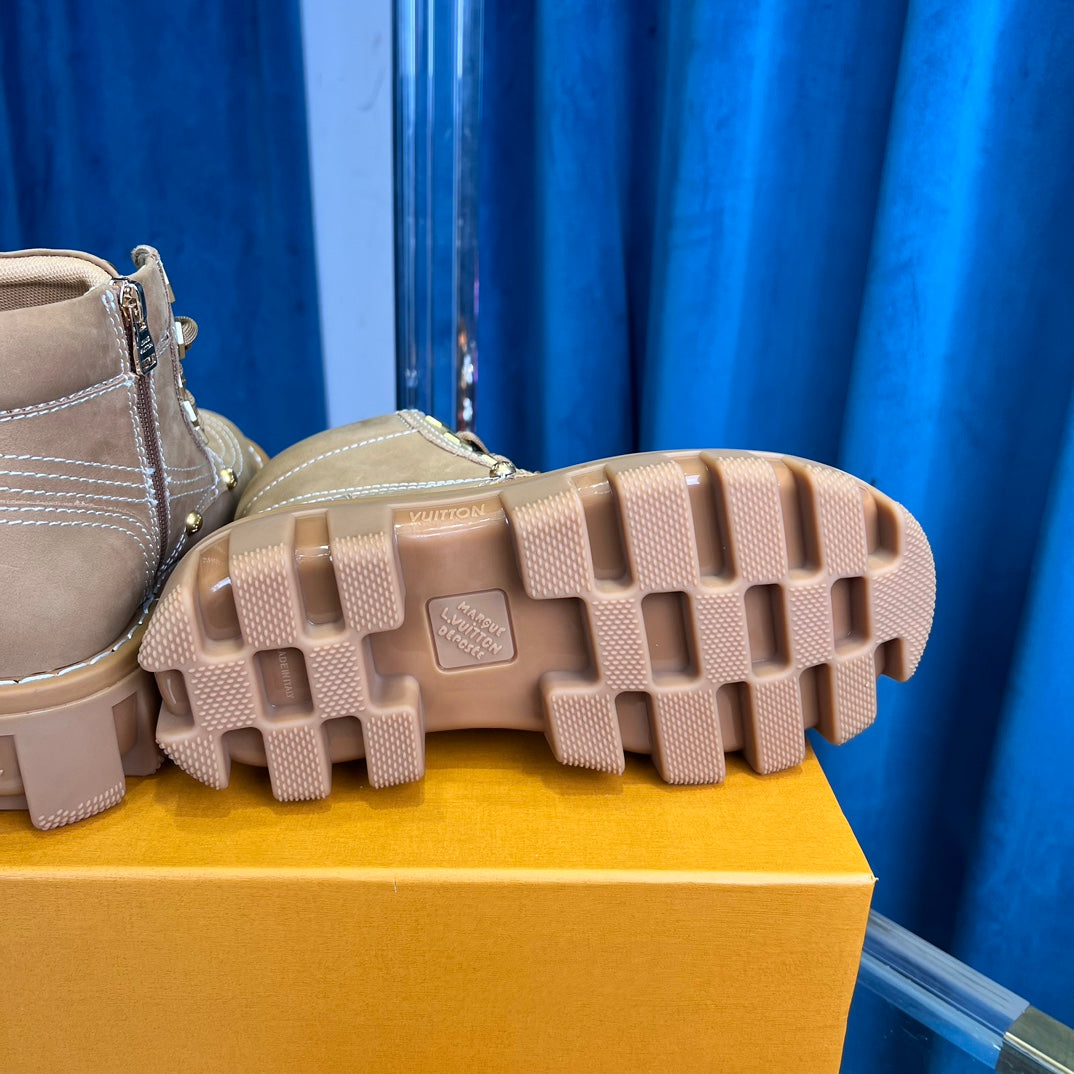 High-top ankle boots with thick sole from the Premium Checker series