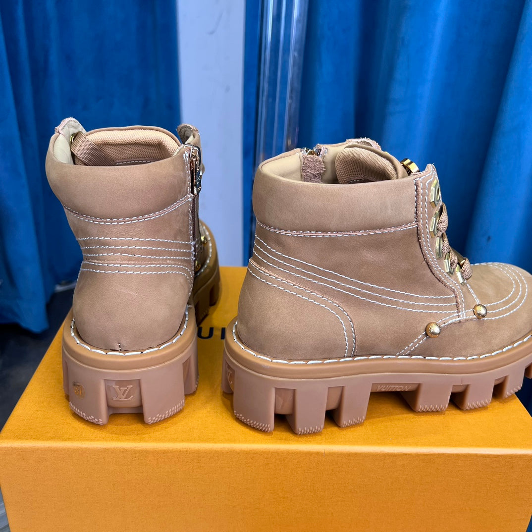 High-top ankle boots with thick sole from the Premium Checker series