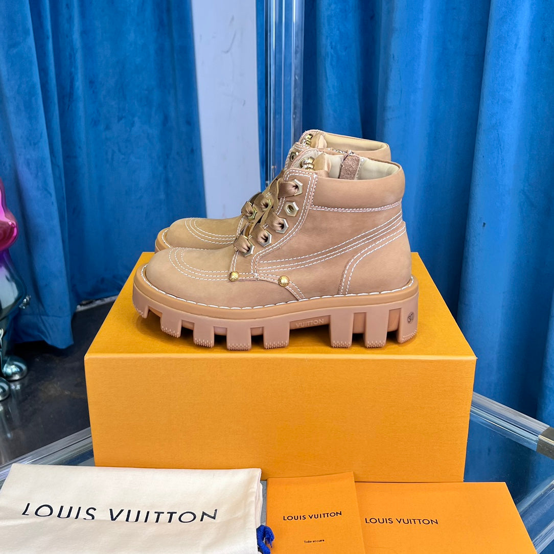 High-top ankle boots with thick sole from the Premium Checker series