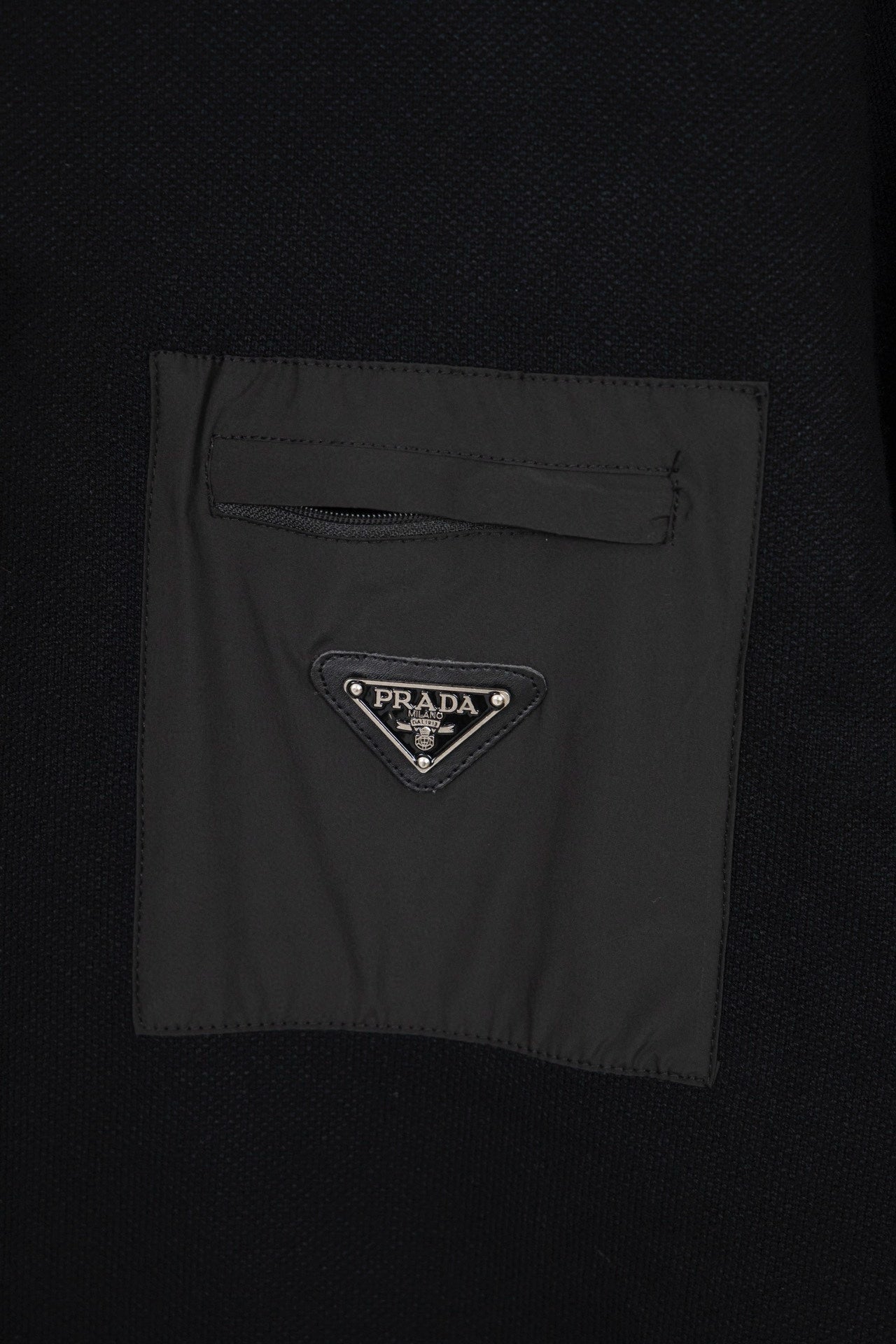 Suéter negro de punto con detalle de bolsillo