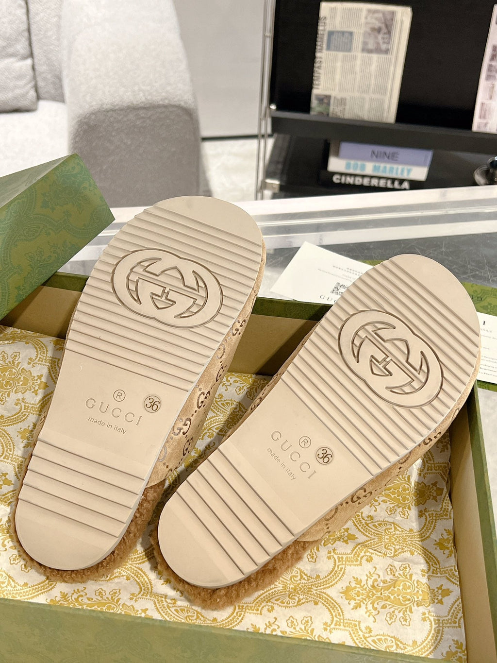 Pantuflas de mujer con detalle de estribo y borrego