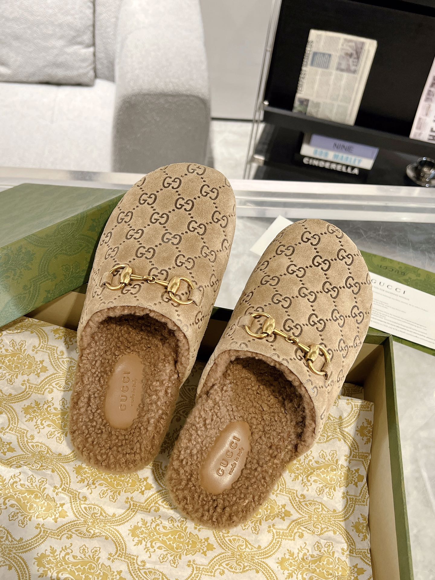 Pantuflas de mujer con detalle de estribo y borrego