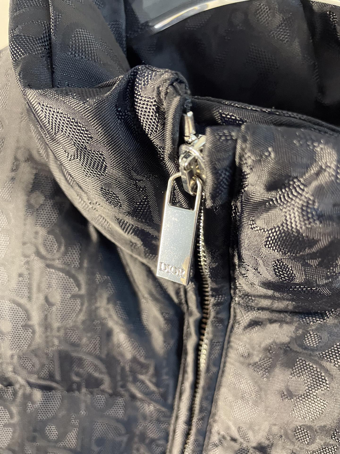 Chaqueta de plumas de ganso jacquard negra