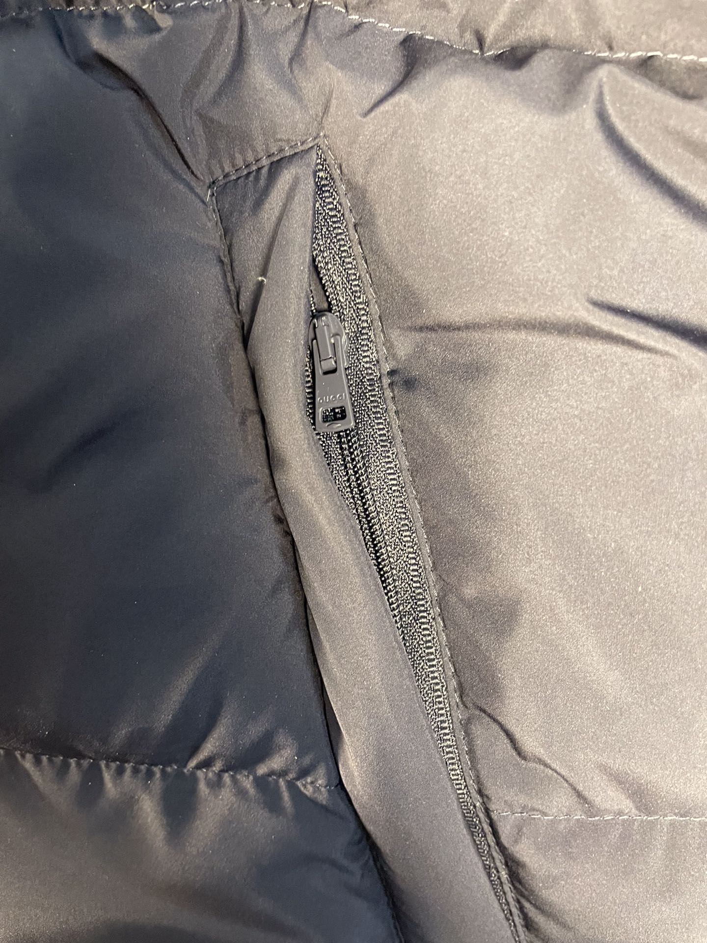 Chaqueta de plumón de ganso con capucha azul marino