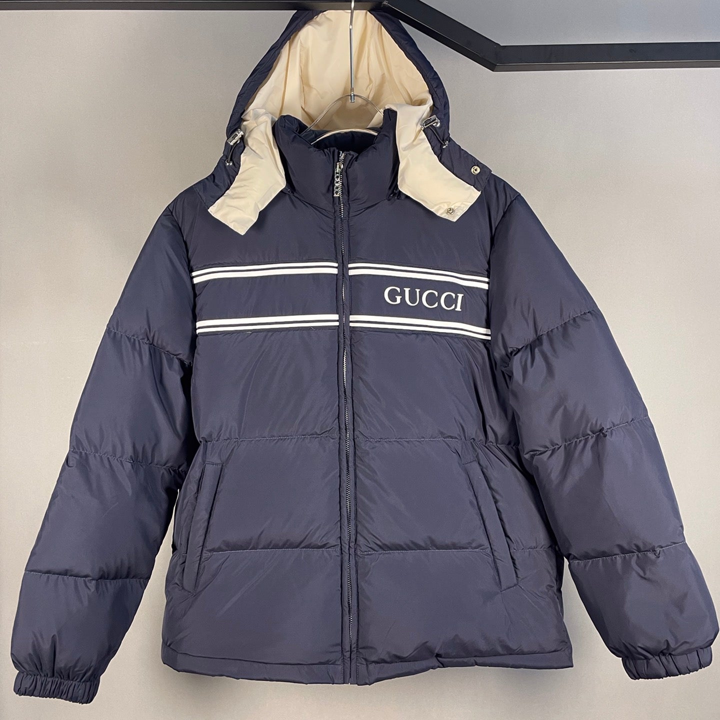 Chaqueta de plumón de ganso con capucha azul marino