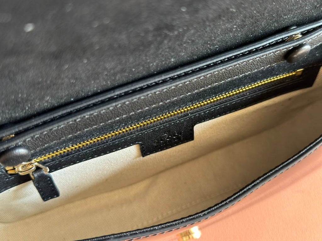 Bolso bandolera pequeño Blondie de piel de charol negra