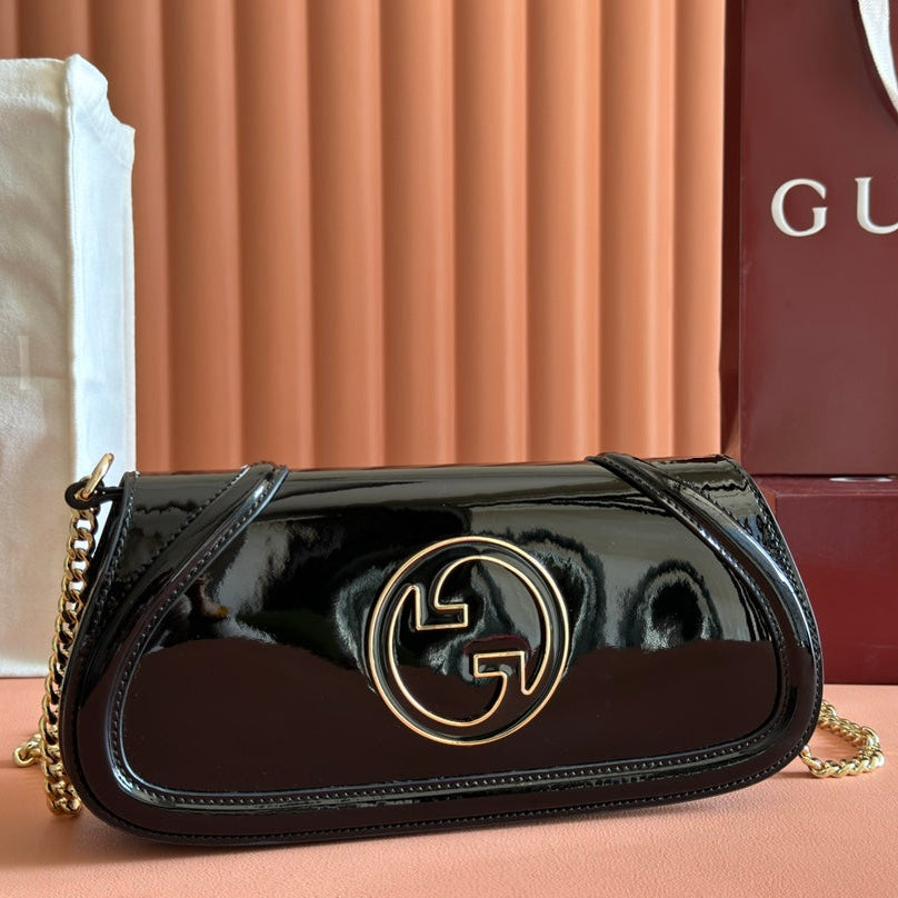 Bolso bandolera pequeño Blondie de piel de charol negra