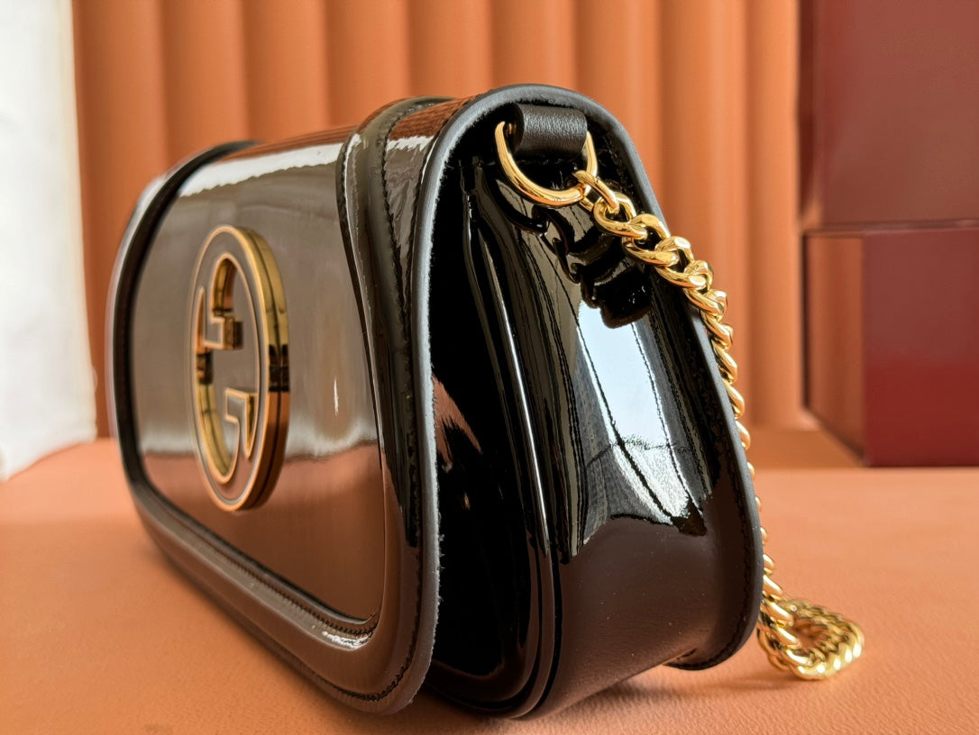 Bolso bandolera pequeño Blondie de piel de charol negra
