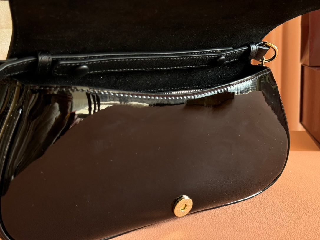 Bolso bandolera pequeño Blondie de piel de charol negra