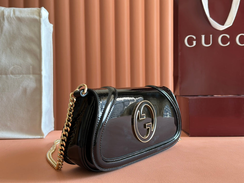Bolso bandolera pequeño Blondie de piel de charol negra